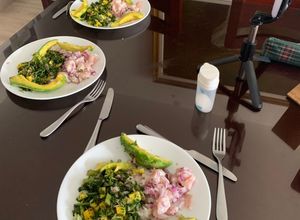 Una foto de Ceviche de tilapia 🐟 con ensalada de mango 🥭 y aguacate 🥑