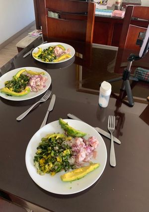 Una foto de Ceviche de tilapia 🐟 con ensalada de mango 🥭 y aguacate 🥑