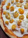 Pizza con cherrys amarillos