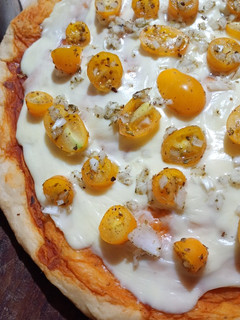 Una foto de Pizza con cherrys amarillos