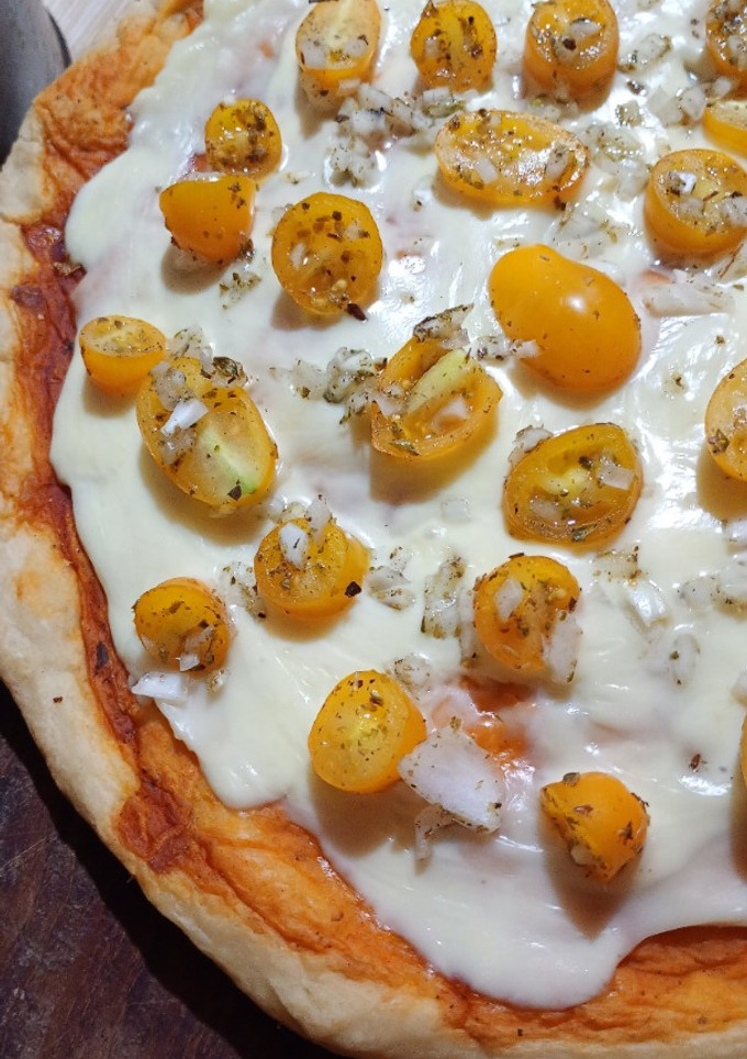 Una foto de Pizza con cherrys amarillos