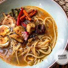 Una foto de 🍜 Ramen de pollo y ciruelas 🍜