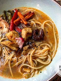 Una foto de 🍜 Ramen de pollo y ciruelas 🍜