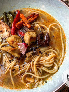 Una foto de 🍜 Ramen de pollo y ciruelas 🍜