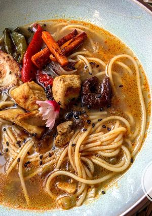 Una foto de 🍜 Ramen de pollo y ciruelas 🍜