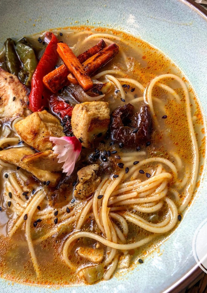 Una foto de 🍜 Ramen de pollo y ciruelas 🍜