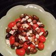 Salade tomate cerise, féta, olives, noisettes