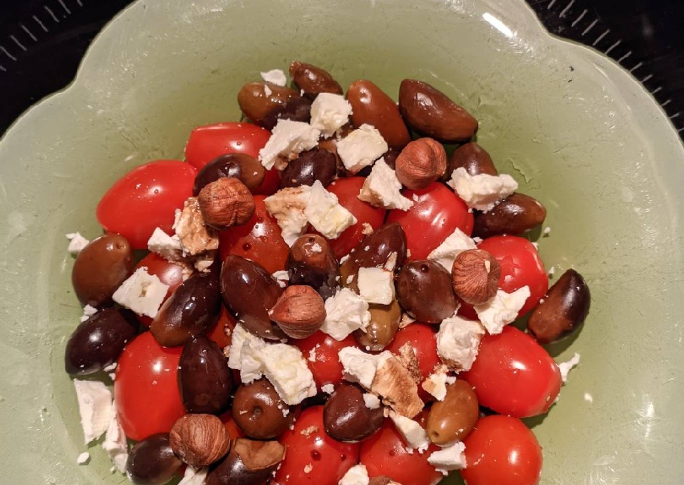 Recipe of Ultimate Salade tomate cerise, féta, olives, noisettes