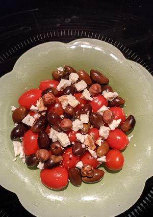 Une photo de Salade tomate cerise, féta, olives, noisettes