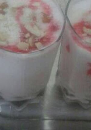 A picture of Strawberry lassi and dryfruit lassi.