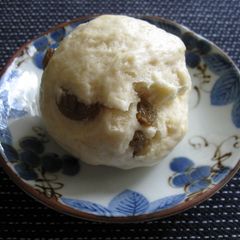 A picture of Steamed Sultana Buns.