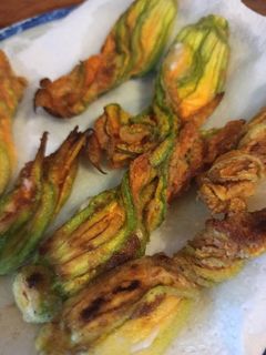 Una foto de Flores de calabacín rellenas de queso