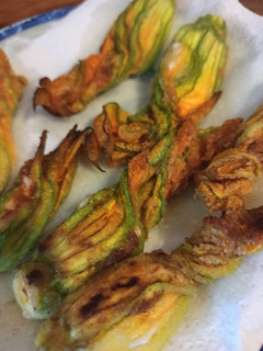 Una foto de Flores de calabacín rellenas de queso