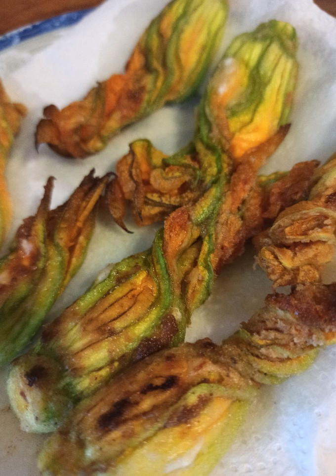 Una foto de Flores de calabacín rellenas de queso