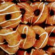 Donas glaseadas y chocolate blanco