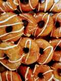 Donas glaseadas y chocolate blanco