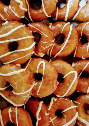 Una foto de Donas glaseadas y chocolate blanco