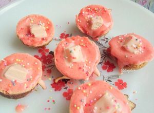 Foto resep Kue Cubit Red Velvet + Kitkat Stroberi by @olinyolina