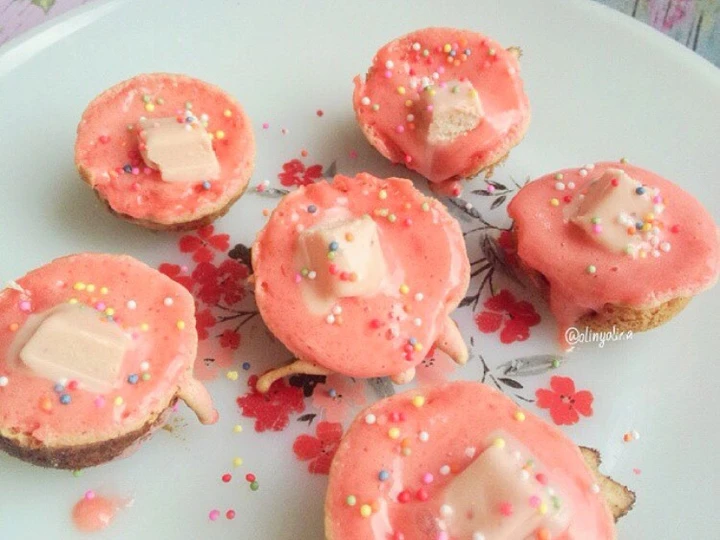 Cara Mudah Menyiapkan Resep  Kue Cubit Red Velvet + Kitkat Stroberi by @olinyolina yang Lezat, Lezat Sekali