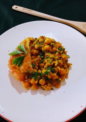 Una foto de Potaje de garbanzos y pollo