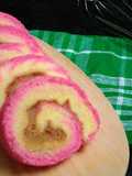 Bolu Gulung strawberi selai nanas