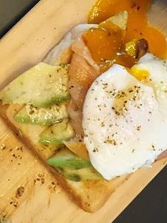 Foto de Tosta de Abacate, Salmão Fumado e Ovo
