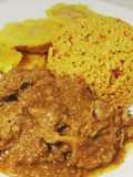 Arroz amarillo y carne en salsa