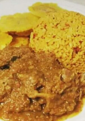 Una foto de Arroz amarillo y carne en salsa