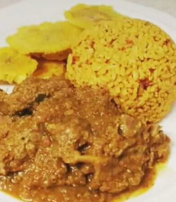 Una foto de Arroz amarillo y carne en salsa