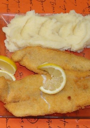 Una foto de Escalopes de Merluza con puré de papas
