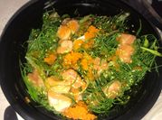 Una foto de salmón crudo con eneldo