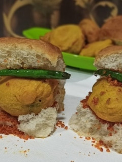 वडापाव... (vada pav recipe in marathi) रेसिपी चे मुख्य फोटो