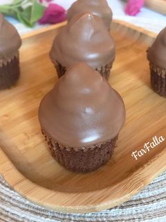 صورة لوصفة ميني كب كيك بالشوكولاتة والمارينج 🍫