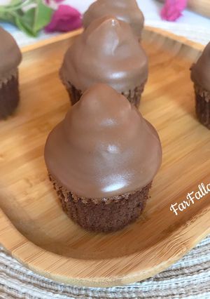 صورة لوصفة ميني كب كيك بالشوكولاتة والمارينج 🍫