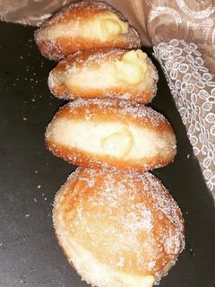 Foto di Bomboloni ripieni di crema pasticcera