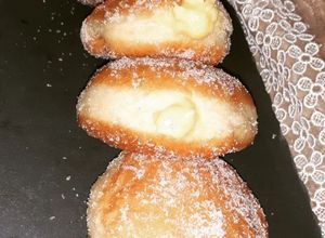 Foto di Bomboloni ripieni di crema pasticcera