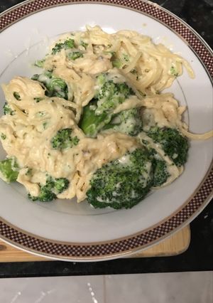 Foto de Macarrão com frango e brócolis