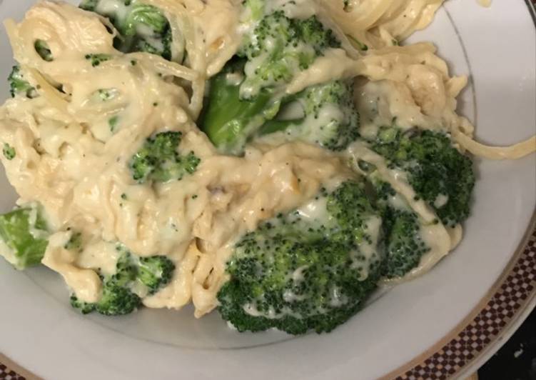 Macarrão com frango e brócolis