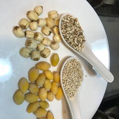 Barley/Coix seeds/Job's tears drink with ginkgo nut (银杏果) and white lotus seed (白莲子) A picture of Barley/Coix seeds/Job's tears drink with ginkgo nut (银杏果) and white lotus seed (白莲子).