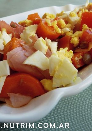 Una foto de Ensalada "Día de la Primavera", con vegetales crudos y cocidos
