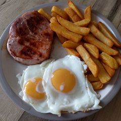 A picture of Gammon chips and egg.