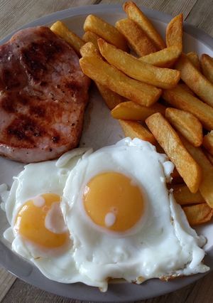 A picture of Gammon chips and egg.