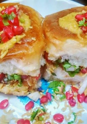 A picture of Dhabeli with sarso chutney.