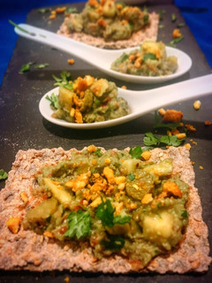 Foto principal de Entrante de guacamole con pepino encurtido, manzana y kikos