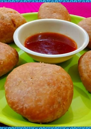 A picture of Aloo Kachori.