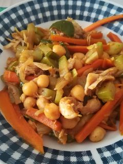 Una foto de Garbanzos con cus cus y verduritas
