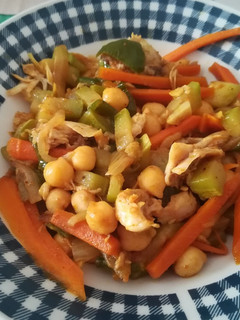 Una foto de Garbanzos con cus cus y verduritas