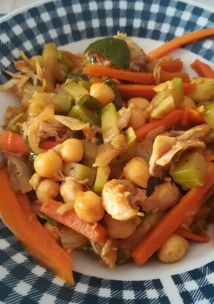 Una foto de Garbanzos con cus cus y verduritas