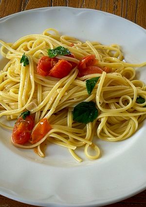 Una foto de Tallarines con cherrys y mantequilla de anchoas