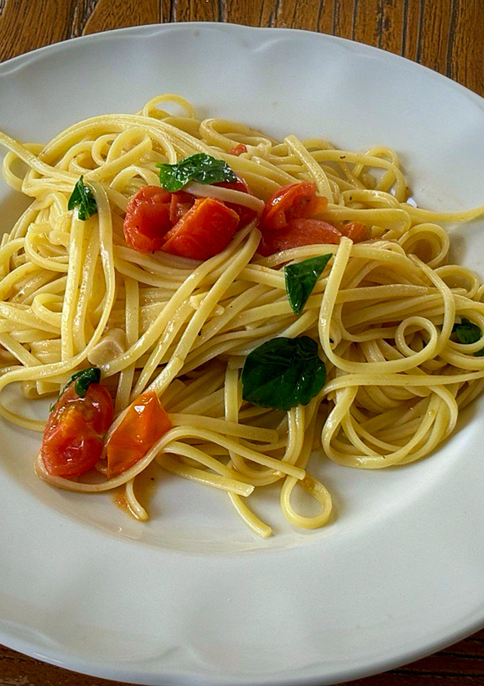 Una foto de Tallarines con cherrys y mantequilla de anchoas